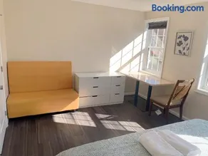 Sweet bedroom located central of downtown - Image 2