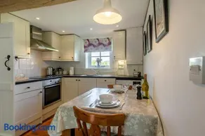 Gardeners Cottage - Image 4