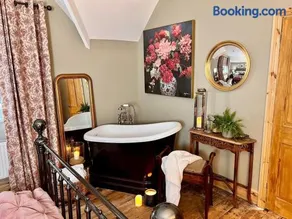 6 Luxury home near family park Pet friendly - Image 3