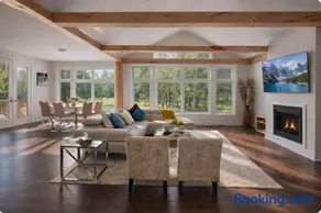 Muskoka Cottage Retreat with BBQ, Fire pit and Game Room Fun - Image 1