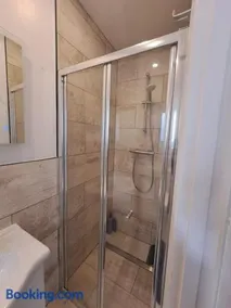 Comfortable stay close to Sale tram station 2bedroom free parking - Image 3