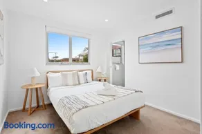 Modern Top Floor Home at Coogee Beach - Image 3