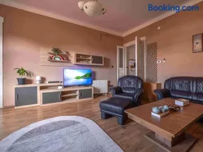 Pinnacle Apartment with balcony - Image 2