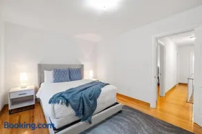 Stylish 3BR Urban Retreat near Christie sleeps 6 TO - Image 3