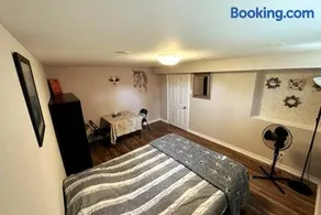 Affordable stay near the OPG TV and parking - Image 1