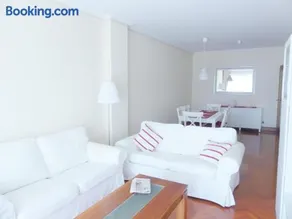 Apartamento luminoso, funcional y amplio en zona hospitalaria - Image 1