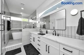 3BR 2BA, Luxury Bathroom, Rock Garden, Selfie Wall - Image 1