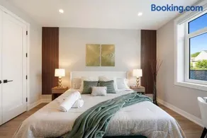 Modern 2BR2BA Condo Free Parking and Balcony - Image 3