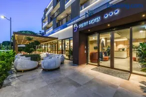 Petit Hotel - Image 1