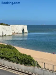 Broadstairs Beach Holiday Apartments, opposite Kingsgate Bay with a parking space - Image 2