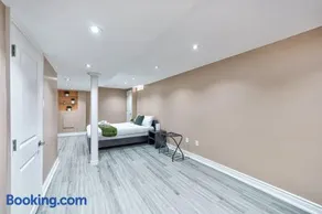 4BR Scarborough Gem, Freshly Renovated, 7 Car Parking - Image 4