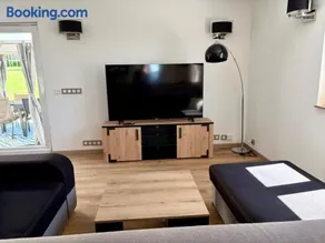 Propriété moderne 12 personnes piscine sauna spa et salle de jeux - Image 2