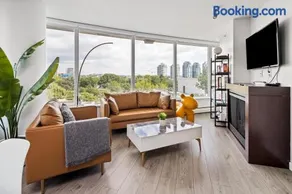 GardenView Modern Condo with Parking, Gym, Pool, AC - Image 2