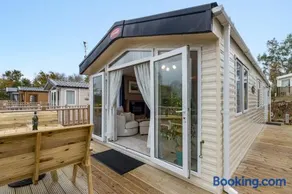 Lake View Holiday Home - Fishing Lakes, Heated Outdoor Swimming Pool 500yrds on Sister Park , Pool Open May to September - Image 3