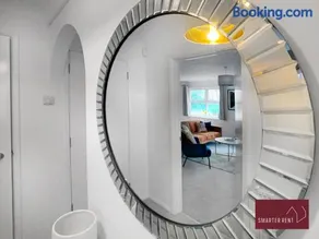 Wokingham - 2 Bedroom Maisonette - With Parking - Image 3
