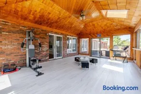 Serene Mountain-side Zen Home with Private Hot Tub, Firepit & Spacious Deck and Spa-style Bathtub - Romantic Getaway and Family sized, near Farm, Wineries and Orchards - Image 2