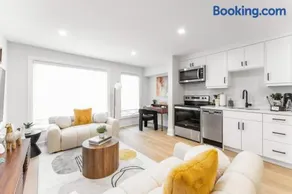 Luxury Deluxe 2 BR - 2 Beds - Stylish - New Build Downtown - Image 3