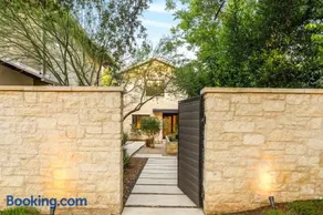 5BR Austin Compound Casita & High End finishes - Image 1