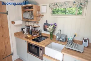 Shepherds Huts Tansy & Ethel in rural Sussex - Image 3