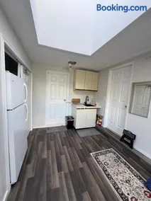 Private Suite , Private Bath , 10 min to Downtown - Image 3