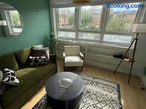Stylish 1-Bed Apartment near Guildford Station - Image 2