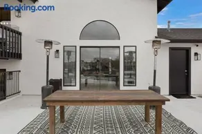 Lux Fun Zone Home - Sleeps 16 - Image 4