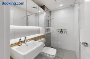 Urban Luxe Retreat - South Brisbane Boutique Apt w Free Carpark - Image 5