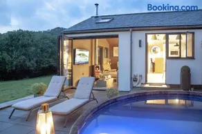 The Bolt, Nr Wells - Hot Tub - Free Parking & WiFi - Rural Views - Image 2