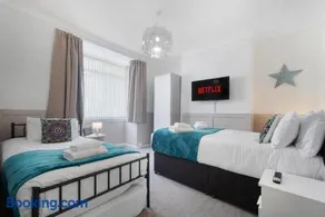 Stylish 3BR Stay Sleeps 9 by Stay With Us - Image 2