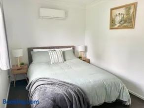 Mountain Views, Spa Bath, Pet Friendly, Near Zoo! - Image 3