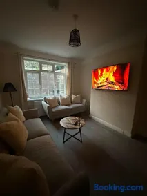 luxury 3BR Free parking WiFi minutes to town - Image 1