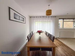 Bassetts -Modern 3 bed and 2 bath House - Contractor and Family ready - Image 5
