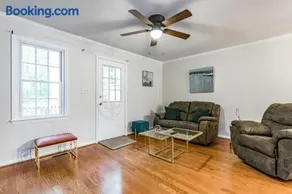 Modern 2 en suite townhome near DT Raleigh - Image 1