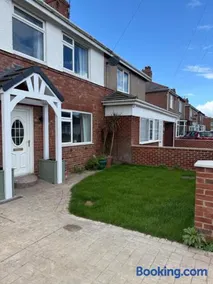 ResiLets - THE NEWLAND Large 5 Bed IDEAL for Contractors Holidaymakers - Image 4