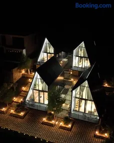 Lakeside Villas & Jacuzzi Suites - Image 3