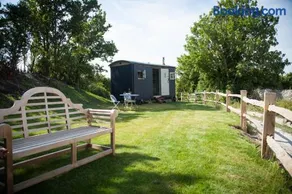 Cobbe Place Farm Shepherds Hut - Image 1