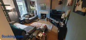 Home in Glusburn with hot tub and three cats - Image 4