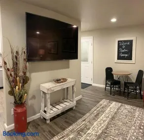 Beautiful, well-stocked home - sleeps 7! - Image 1