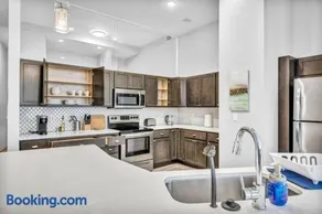 Your Downtown Oasis, Pool Gym in Building Steps from Dining and Top Sights - Image 2