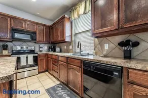 Your Western Comfort Near Stadiums & Downtown - Image 4