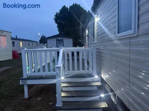 6 Beds 2 Sofa bed Family friendly - unlimited Wi-Fi, Warm, Cozy Sun decking Caravan at Seawick Holiday Park - Image 2