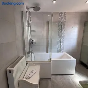 Spacious King En Suite - Image 4