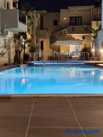 Lola's Hotel - Image 1