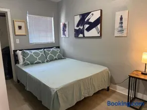 Modern cozy home with private patio - Sleeps 6 - Image 3