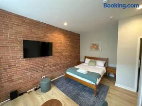 Peaceful Back Bay Studio - Image 1