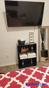 Comfortable Queen Bedroom with workspace - Image 3