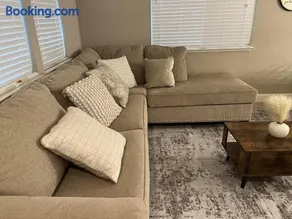 Placid Vibe Spacious 7-BR with Free Parking - Image 1