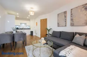 Modern 1BR Apt - Sleeps 4 - Parking - Balcony - Image 4