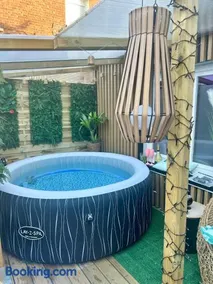 Suite Rétro Chic avec Spa en Terrasse - Image 3