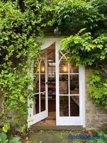Charming Old Schoolroom - Image 1